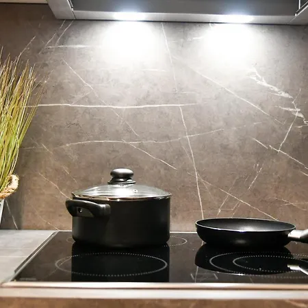 Exklusives-city-apartment Mit Gratis Tiefgarage, Balkon, Waschtrockner, Netflix * コットブス